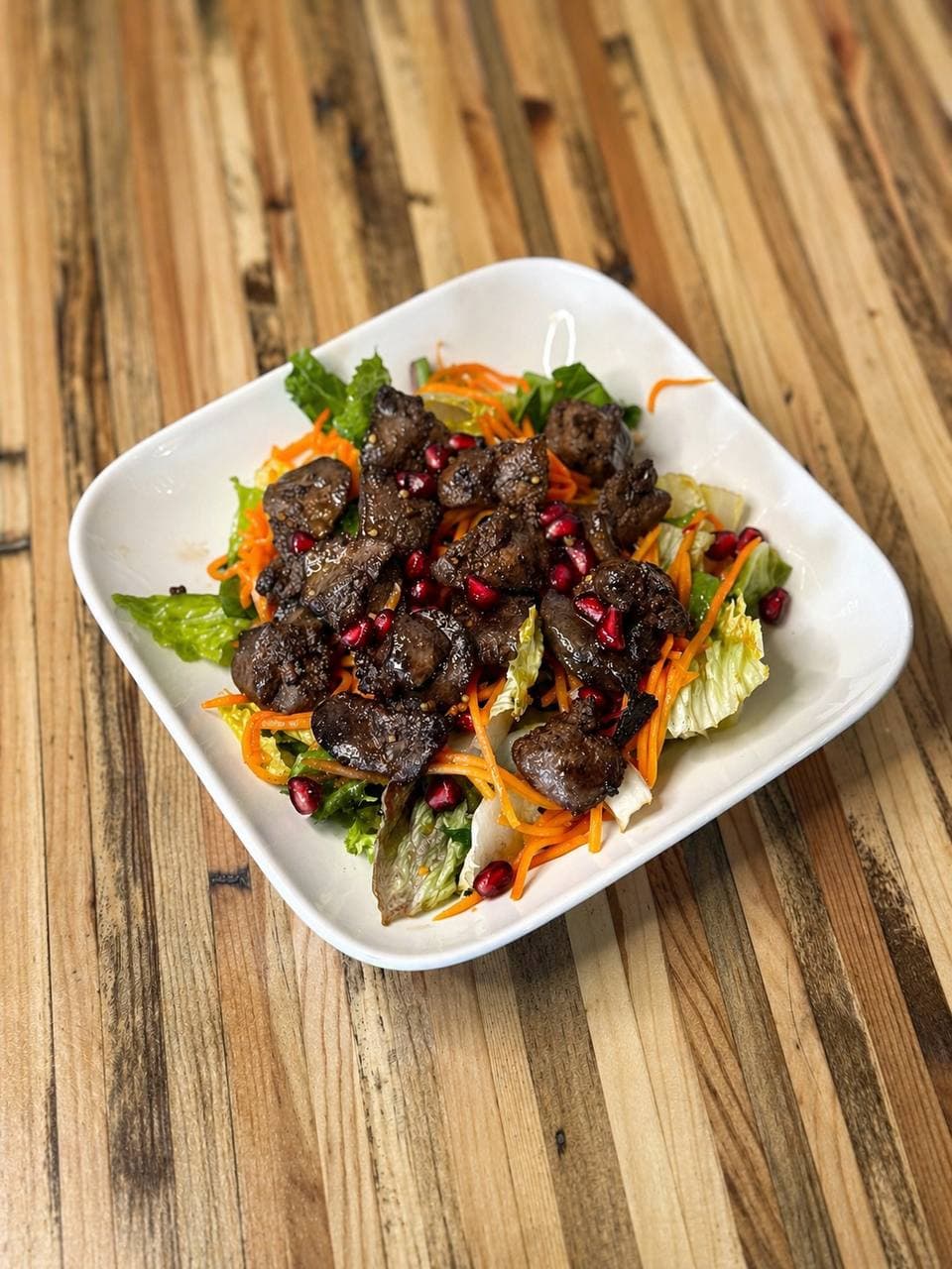 Gebratene Hähnchenleber auf frischem Salat