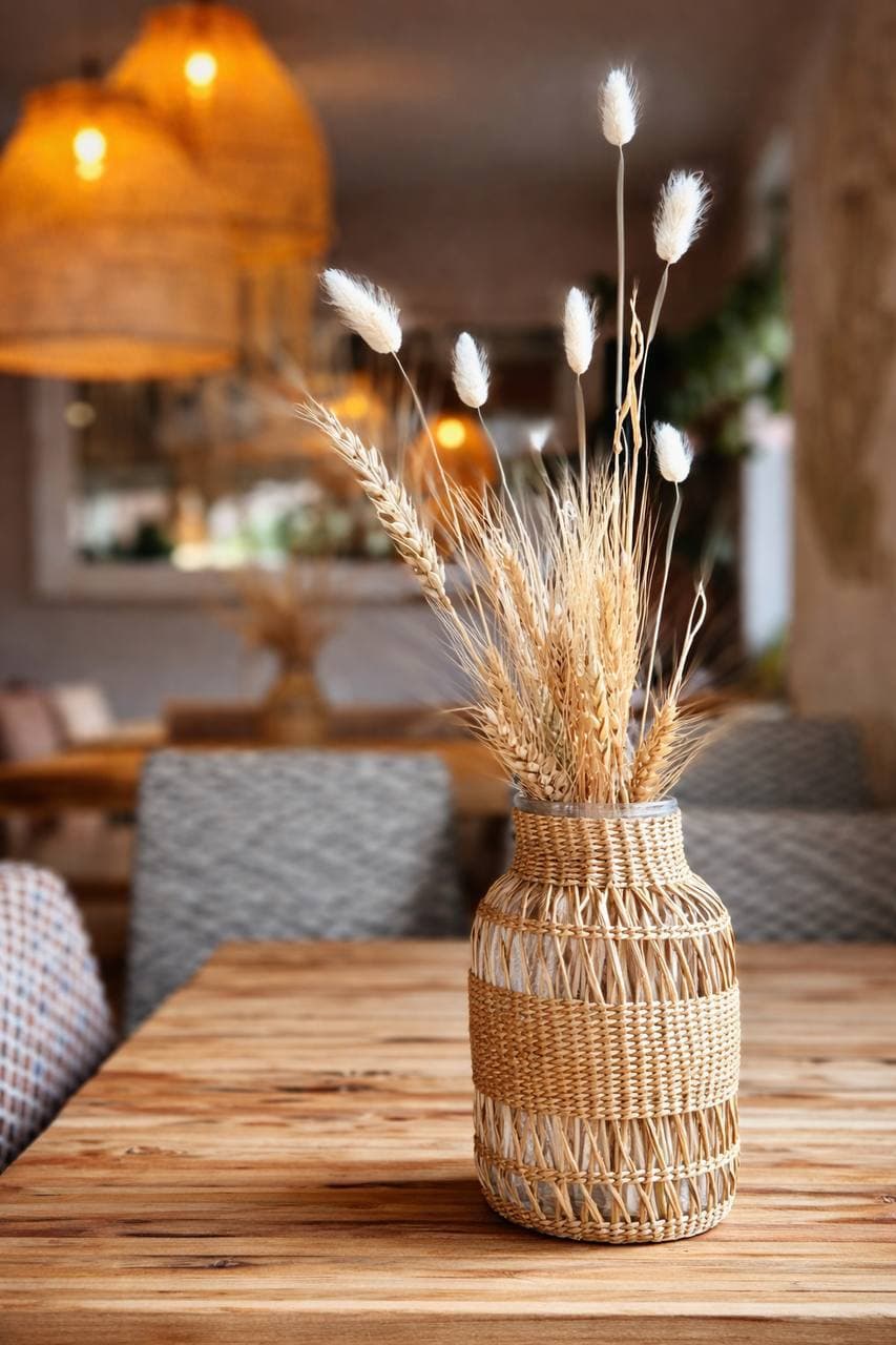 Trockenblumen-Vase auf Holztisch